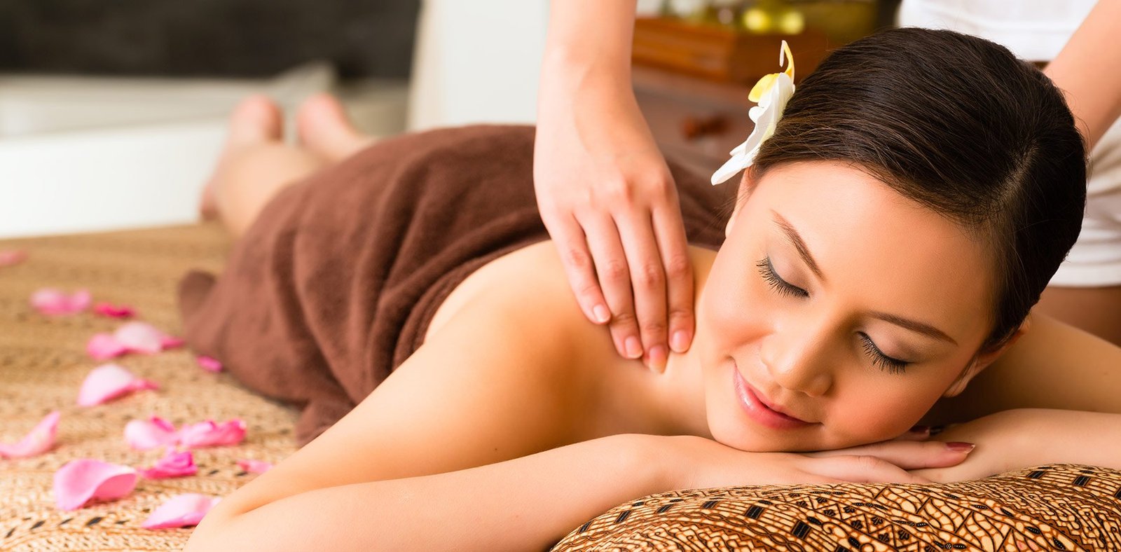 Facial massage, with Domy Beauty with the scent of flowers in the place and a purple stone on her forehead