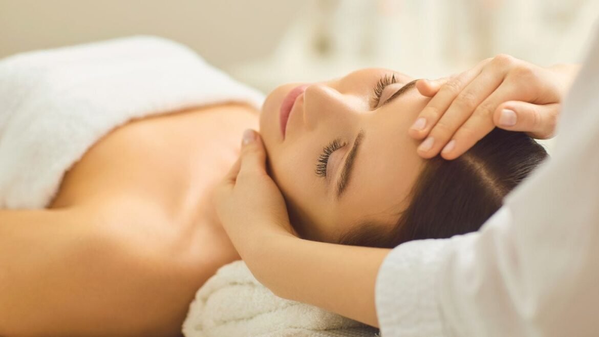 Relaxing face massage session in Dubai provided by professional massage therapists.