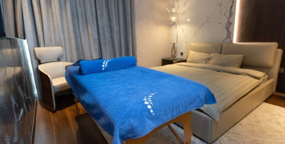 professional massage therapist at home Dubai